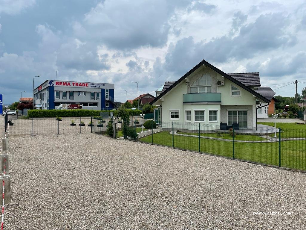 Stellplatz & Wohnhaus